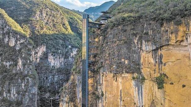 悬崖电梯贯通民生与旅游，云南尼珠河村振兴双引擎 | 游曲靖