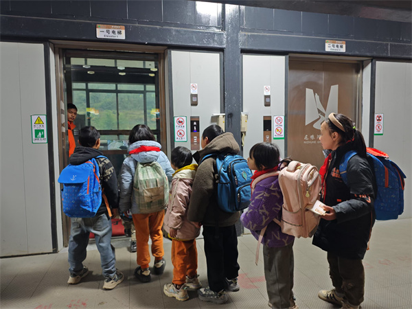 从“飞檐走壁”到“空中校车” 宣威市监督护航学生安全上学路 | 游曲靖